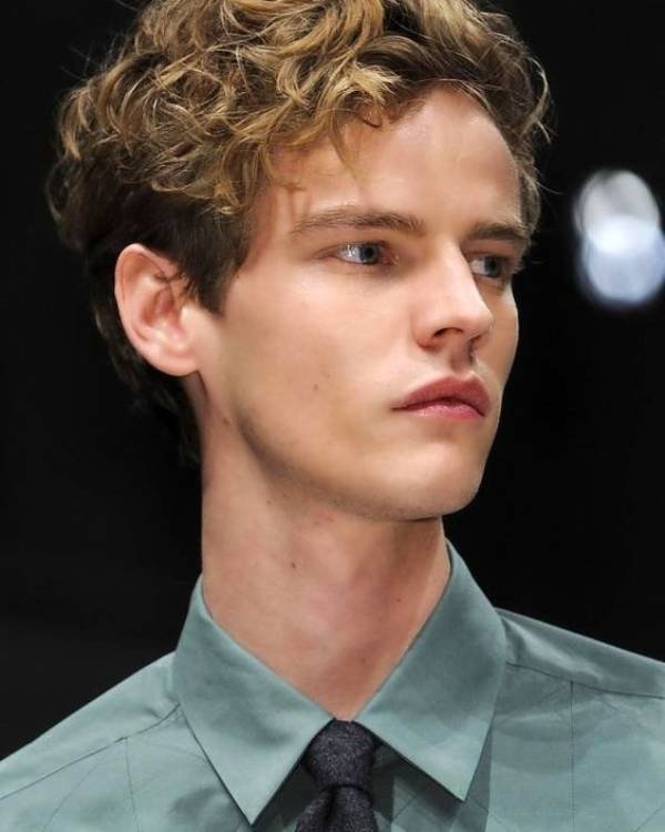 Stylish Short Tousled Flow Haircut